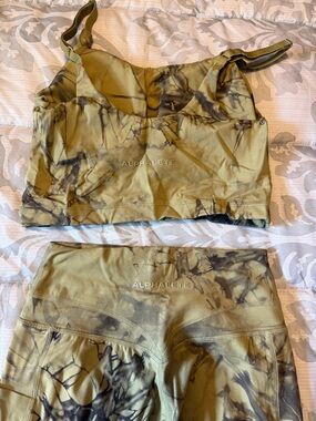 Athletic Tie-Dye Sports Bra & Leggings Set - Olive Green and Black